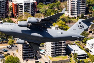 Widowiskowo niski przelot dużego samolotu nad miastem