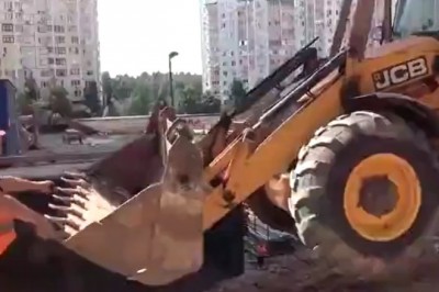 Do wykopu załadowali nie tylko koparkę. Szef nie będzie zadowolony