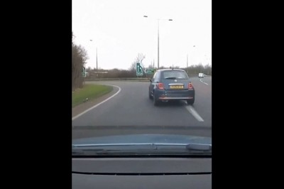 Szybka karma dla kobiety za chamską jazdę samochodem