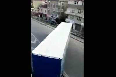 Kasowanie trzech aut w tym radiowozu podczas zawracania ciężarówki