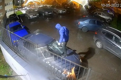 Koleś demoluje auto sąsiada na parkingu i spotyka go szybka kara