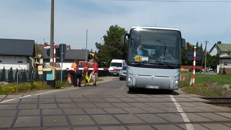 Autokar z dziećmi przejeżdża przez zamknięty przejazd kolejowy - Wrzosów 