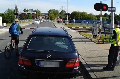 Kiedy jesteś rowerzystą i nie chce Ci się czekać na przejeździe 