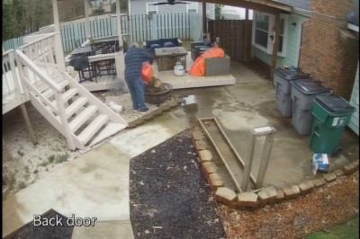 Kiedy emeryt bardzo się stara, żeby nie mieć gdzie mieszkać 