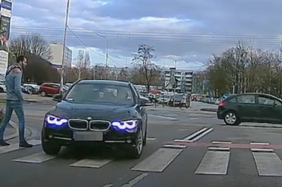 Nadjeżdżające BMW kontra cwaniak w rurkach z torebką