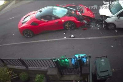 Kasowanie trzech aut za pomocą Ferrari SF90 z 986 konnym silnikiem 