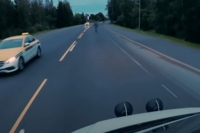 Policja kontra typ na rowerze wracający z imprezy