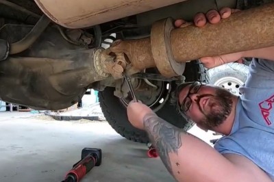 Chciał się popisać w internecie naprawą auta, ale mocno mu nie wyszło 