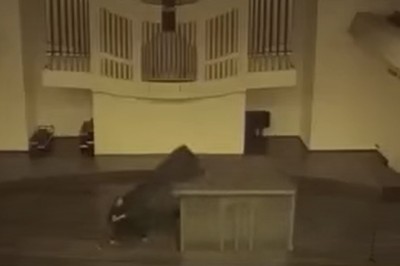 Nagranie ze zniszczenia fortepianu za milion złotych w AM w Poznaniu 