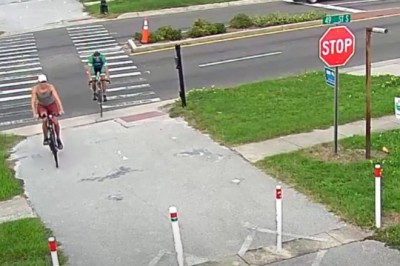 Rowerzysta kontra auta na pasach. Poczuł się niezniszczalny