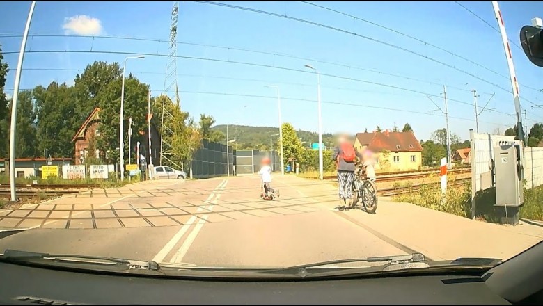 Dziecko wjeżdża przed auto na przejeździe kolejowym 