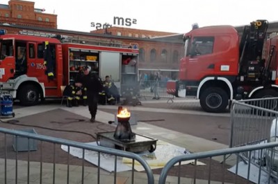 Strażacy prezentują dlaczego nie wolno gasić oleju wodą 