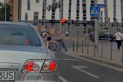 Kiedy widzisz rowerzystę, który chce przejechać przez przejście dla pieszych