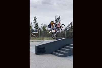 Chciał się popisać przed ziomkami jazdą motocyklem w skateparku