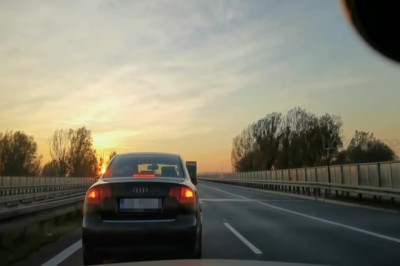 Gość wyhamował cały lewy pas, żeby sprawdzić swoje auto
