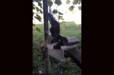 Facet ze szlifierką przekonał się dlaczego trzeba nosić okulary ochronne