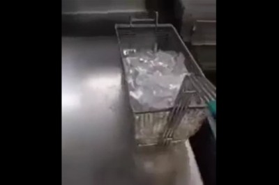 Pracownik roku smaży lód w gorącym oleju