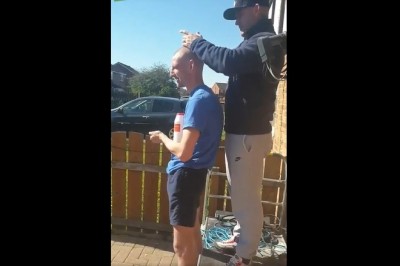 Kiedy Chcesz pokazać sztuczkę na swoim łysym koledze 