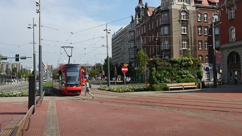 Gapiąc się w telefon prawie wlazła pod dwa tramwaje - Katowice 