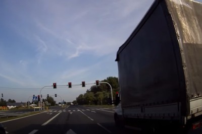 8 kierowców przejeżdża z premedytacją na czerwonym świetle 