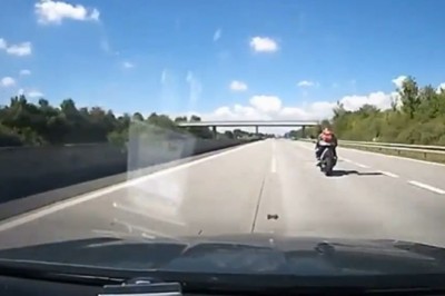 Mistrz prostej na motocyklu i jego ucieczka przez policja - Czechy 