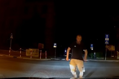 Kiedy czujesz się królem dzielni i wpadasz na maskę auta