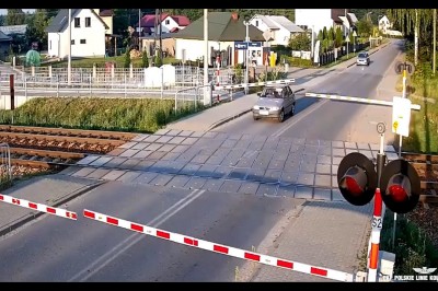 Opuszczone rogatki nie powstrzymały kierowcy na przejeździe kolejowym