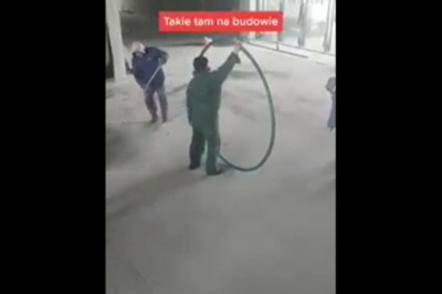 Budowlaniec daje pokaz w czasie przerwy w pracy