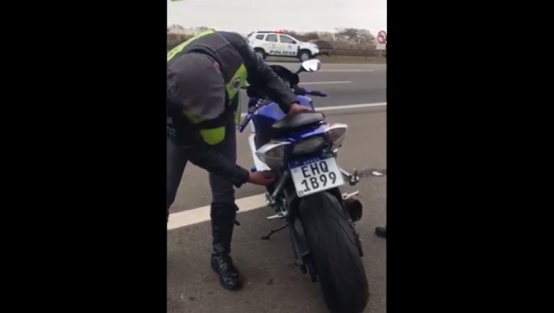 Policjant kontra właściciel motocykla. Nie dali się nabrać na tę tablicę 