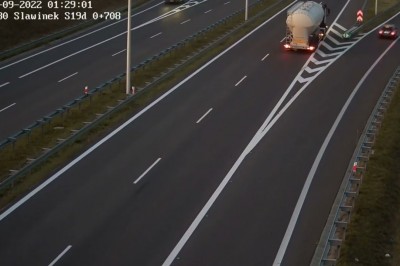 Zatrzymał się TIRem na S12 i spowodował wypadek. Przegapił zjazd