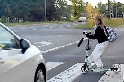 Tylko centymetry uchroniły dziewczynę od potrącenia na pasach