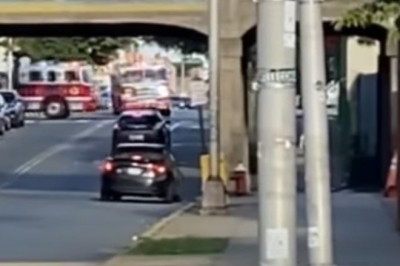 Dwa wozy strażackie spotykają się na jednym skrzyżowaniu 