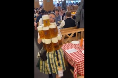 Kiedy fajna dziewczyna niesie stos kufli do stolika