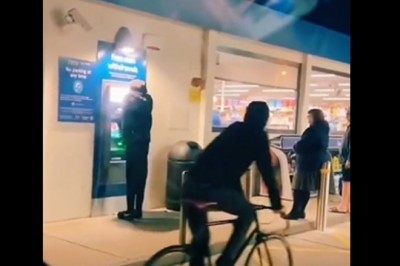 Co się stanie kiedy przed bankomatem postawisz manekina?