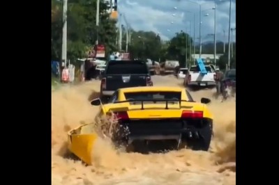 Kiedy stwierdzisz, że swoim Lamborghini przejedziesz przez zalaną ulicę 