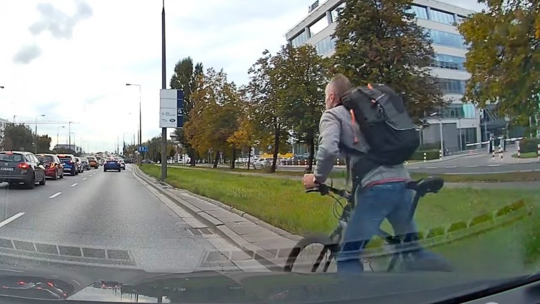 Wjechał rowerem w auto i zaczął uciekać. Twierdził, że to nie jego wina 