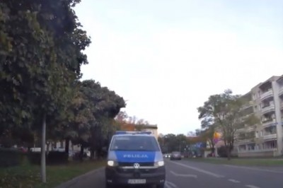 Kiedy bardzo Ci się spieszy i akurat jedziesz radiowozem