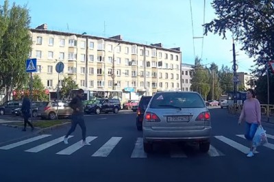 Ziomek rozwalił system na przejściu dla pieszych. Lekcja kultury dla kierowcy