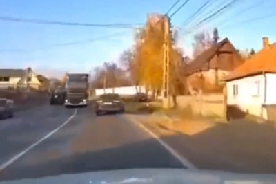 TIR kontra traktor w centrum wioski. Bo mu się spieszyło 