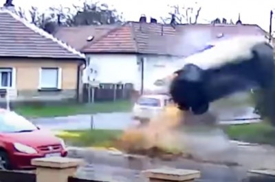 Fiatem wzbił się w powietrze jadąc przez małą miejscowość 