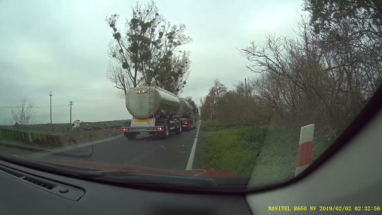 TIRem ściął drzewo po nieudanym wyprzedzaniu na wąskiej drodze