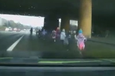 Dzieci z opiekunami biegały bo DTŚ w Chorzowie - nagranie 