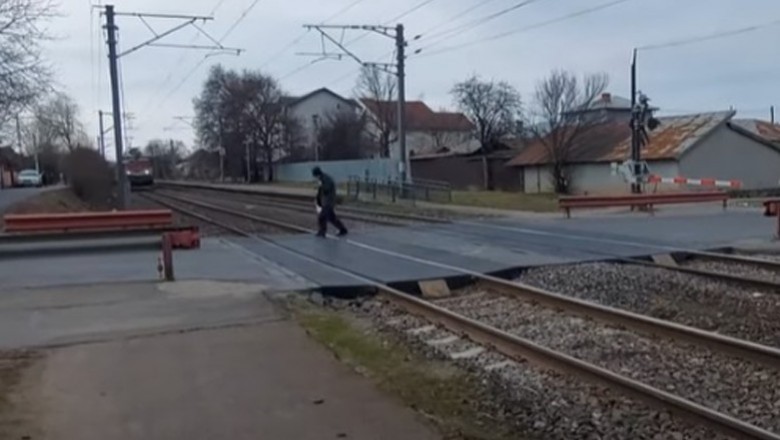 Dziadek na przejeździe kolejowym kontra pociąg jadący 150 km/h