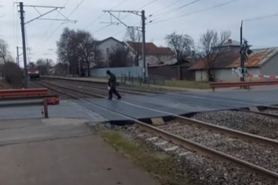 Dziadek na przejeździe kolejowym kontra pociąg jadący 150 km/h