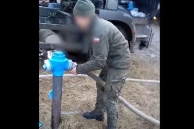 Żołnierka kontra hydrant. Nie mogła sobie poradzić