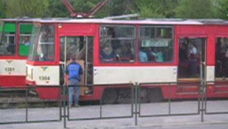 Kiedy chcesz przewieźć wersalkę tramwajem, ale ciężko ją załadować