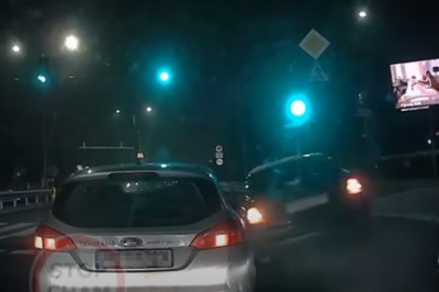 Nieudany „drift” i skasowanie sygnalizacji i barierek za pomocą BMW