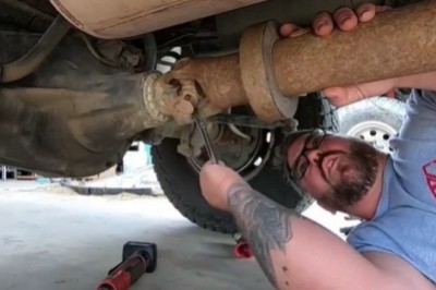 Chciał się popisać naprawą auta w internecie, ale mocno mu nie wyszło