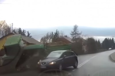 Wyprzedzanie traktora prawie skończyło się potrąceniem pieszego