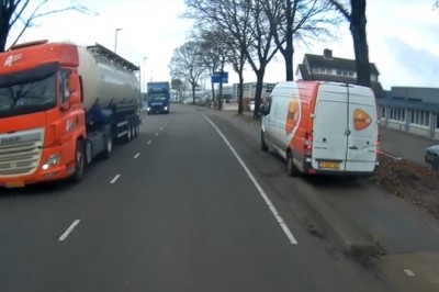 Szybka kara dla kuriera za jazdę po chodniku